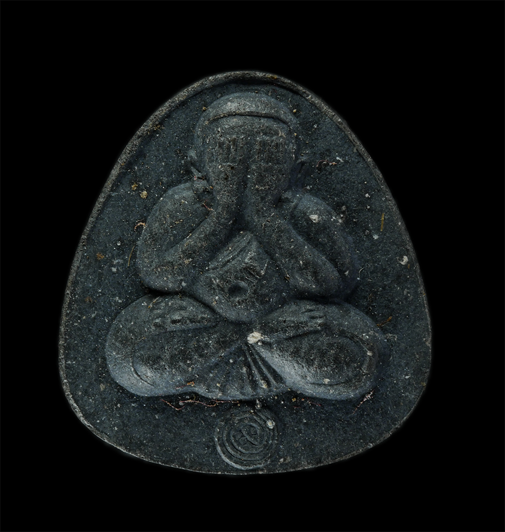 29Jul24 (41)ap.jpg - พระปิดตามหาลาภ ปลดหนี้ วัดเลา หลวงปู่ผูก ผาสุโก(พระพิศาลพัฒนพิสุทธิ์) วัดเลา บางขุนเทียน กรุงเทพฯ พุทธาภิเษก 2540 เนื้อผงพุทธคุณ ผงว่าน ผงใบลาน พระเก่ [..] | https://kamulet.in.th